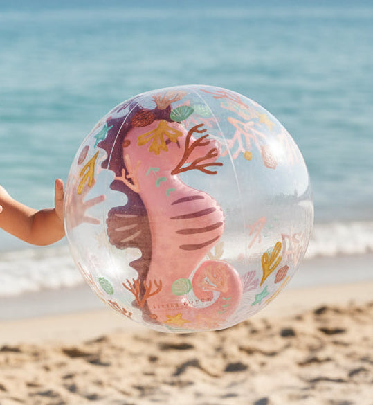3D Strandball Ocean Dreams Pink mit transparentem Design und Seepferdchen am Sandstrand. Der aufblasbare Strandball mit 35 cm Durchmesser eignet sich ideal für Strand, Pool, Garten und sommerlichen Spielspaß mit Kindern.