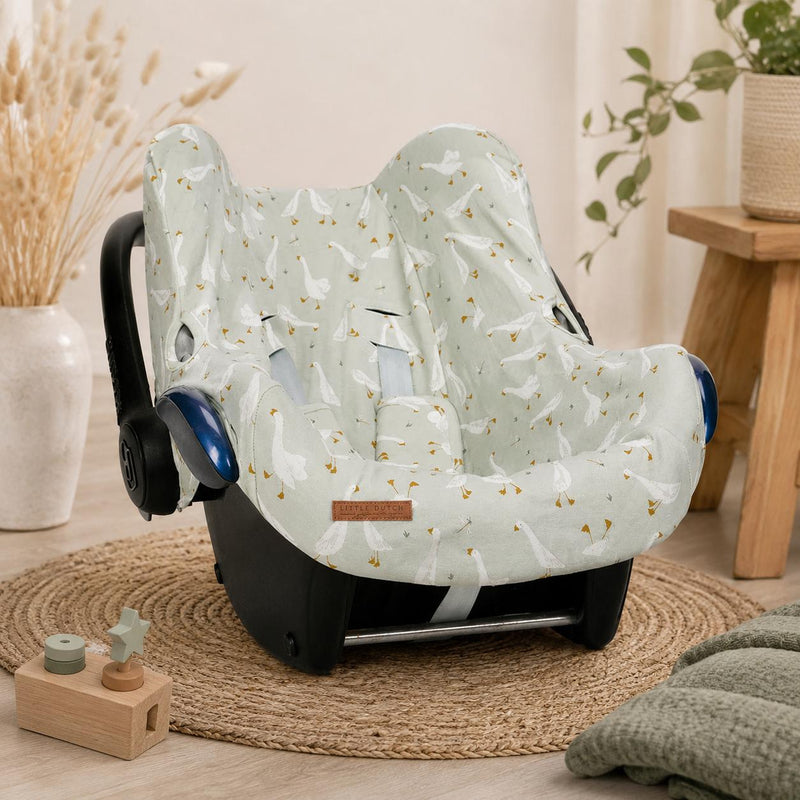 Weicher Babyschalenbezug aus 100 % Baumwolle mit Entenmuster für Babyschalen. Atmungsaktiv, waschbar und ideal für Neugeborene – hochwertige Baby-Textilien von Schmatzepuffer aus Bocholt.