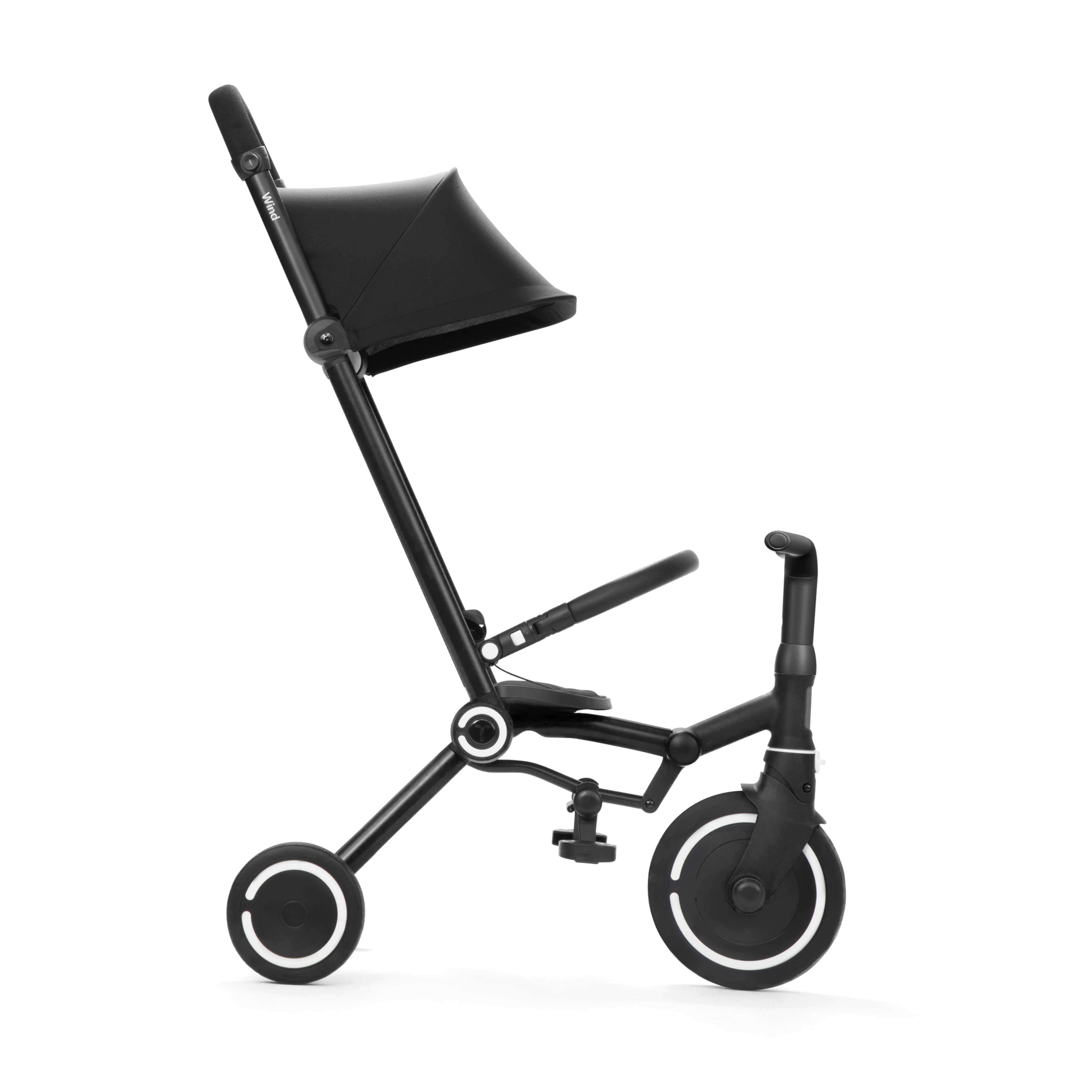 Schwarzer Dreirad Kinderwagen in reduzierter Umbauvariante ohne Sitz zeigt modulare Nutzung