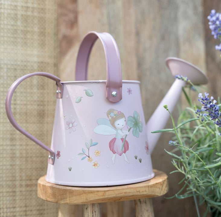 Kinder Gießkanne im Fairy-Garden-Design aus Metall bei der Gartenarbeit – dekorative Gießkanne für kleine Gärtner zum Bewässern von Blumen und Pflanzen.