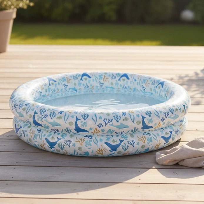 Blauer Kinderpool 80 cm mit Meeresdesign und Wal Motiv auf Holzterrasse im Garten, gefüllt mit Wasser, ideal für Kleinkinder im Sommer
