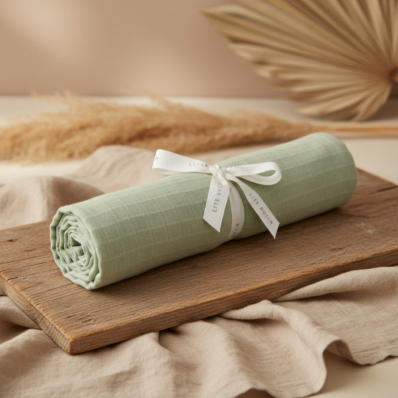 Großes Musselintuch Swaddle 120 × 120 cm in der Farbe Sage aus 100 % Bio-Baumwolle – weiches Baby-Mulltuch als Pucktuch, Spucktuch, leichte Babydecke oder Wickelunterlage