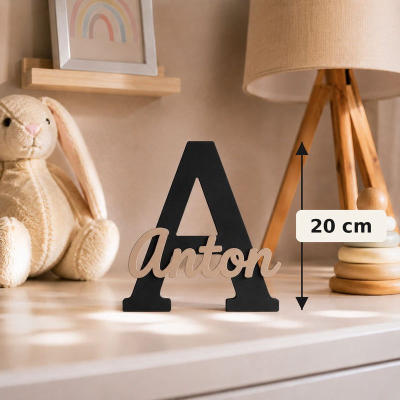 Namensschild Anton mit schwarzem Großbuchstaben beigem Namen und 20 cm Maßangabe als personalisierte Kinderzimmer Deko