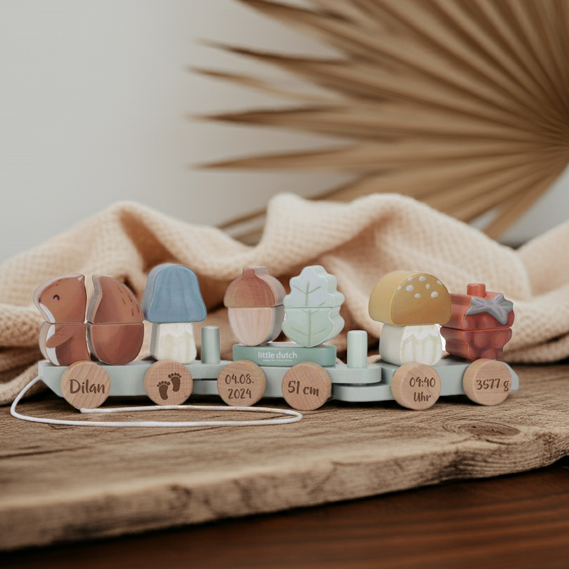 Personalisierter Holz Zug mit Geburtsdaten im Waldtiere Design mit Eichhörnchen Pilzen und gravierten Holzscheiben als individuelles Babygeschenk zur Geburt von Schmatzepuffer