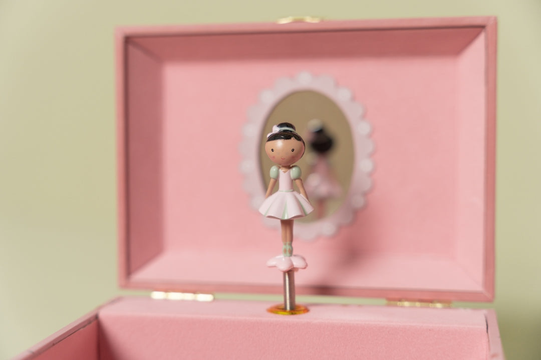 Detailansicht der personalisierten Schmuckschatulle mit Ballerina, Spieluhr und praktischen Schmuckfaechern fuer Kinder