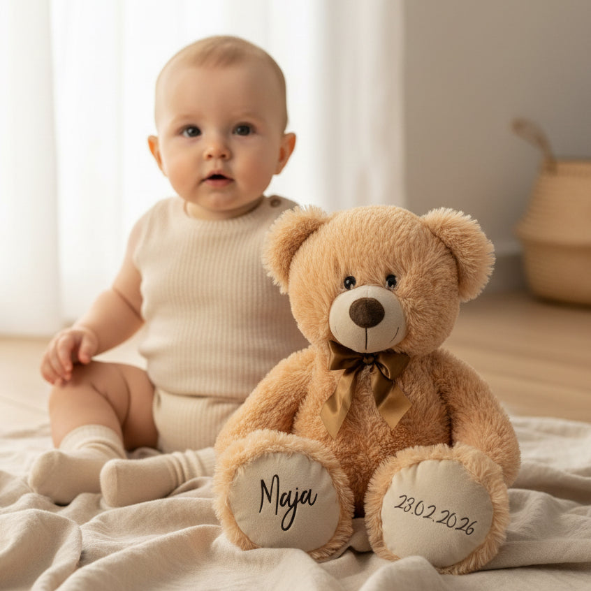 Personalisierter Teddybär als Babygeschenk zur Geburt mit Name Maja und Geburtsdatum 23.02.2026 – kuscheliges Geschenk für Babys mit individueller Bestickung