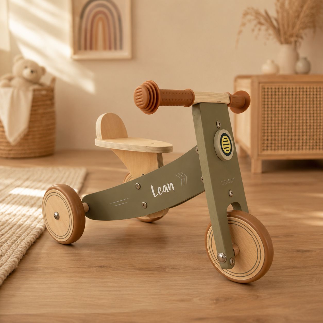 Personalisiertes Holz-Dreirad mit Name Lean in Grün als Geschenk für Kleinkinder im modernen Kinderzimmer