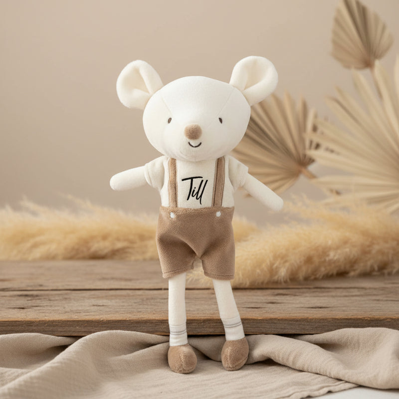 Personalisierte Stoffpuppe Maus Bowie als weiches Kuscheltier fuer Kinder mit individuellem Namen zum Kuscheln und Spielen