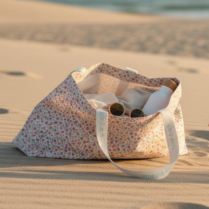 Strandtasche für Kinder mit Blumenmuster im Sand – ideal für Strand, Urlaub und Sommer