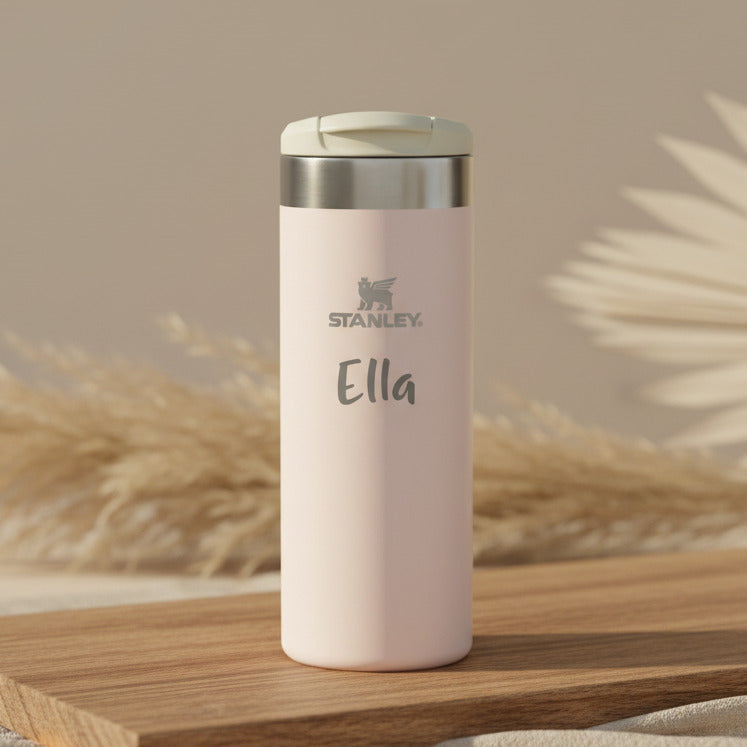 Personalisierter Stanley Thermobecher mit Namen in Weiß – hochwertige Isolierflasche für Alltag, Büro, Sport und unterwegs