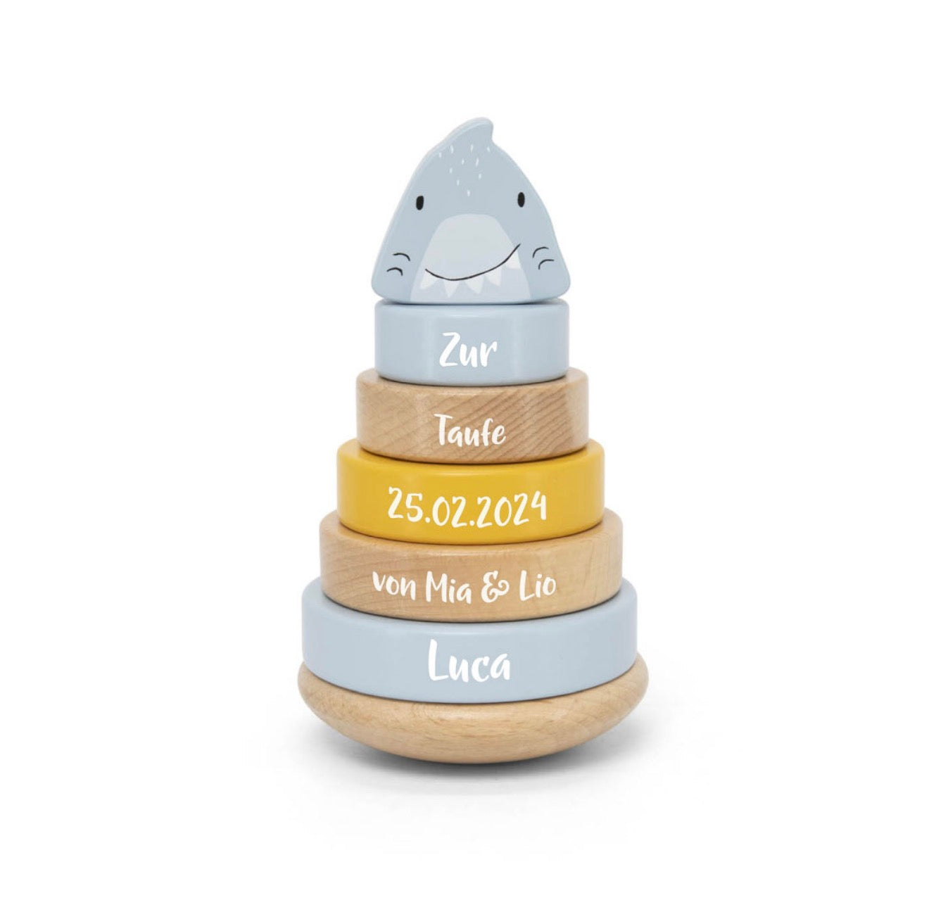 Personalisierter Holz-Stapelturm mit Hai-Motiv in Blau- und Naturtönen, graviert mit dem Namen „Luca“, dem Anlass „Zur Taufe“, dem Datum 25.02.2024 sowie „von Mia & Lio“, Geschenk zur Taufe für Babys