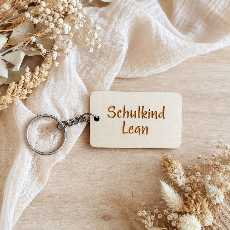 personalisierter-schulkind-schluesselanhaenger-holz-name-lean-einschulung