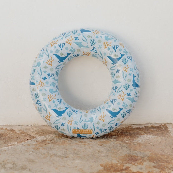 Baby-Schwimmring mit maritimem Ozean-Design in Weiß und Blau. Der aufblasbare Schwimmring für Kleinkinder eignet sich für Pool, Garten und sommerlichen Wasserspaß.