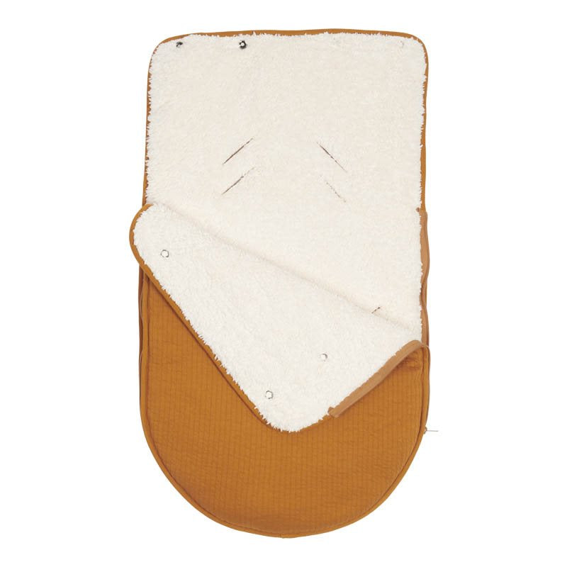 Babyschalen-Fußsack Pure Ocker Spice in Ocker für Maxi-Cosi und viele Babyschalen der Gruppe 0+ mit kuscheligem Teddyfutter in Schaffell-Optik. Warmer Winterfußsack für Babys aus hochwertigem Baumwollmix von Schmatzepuffer.