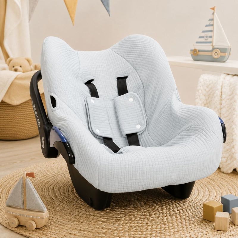 Hellblauer Babyschalenbezug aus Baumwolle passend für viele Maxi-Cosi Babyschalen der Gruppe 0+ für komfortable und stilvolle Autofahrten mit Baby.