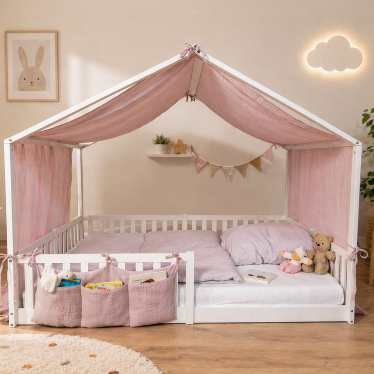 Weißes Hausbett mit Musselin Dachhimmel in Altrosa und Organizer mit 3 Fächern im liebevoll gestalteten Kinderzimmer von tiSsi