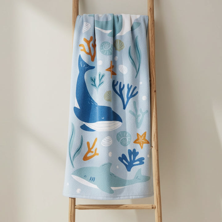 Kinder Badehandtuch mit Ocean Dreams Blau Motiv zum Abtrocknen nach dem Baden, Schwimmen oder Strandbesuch