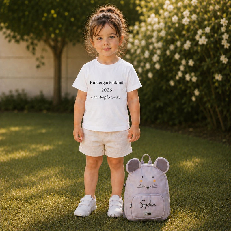 Kind trägt personalisiertes Kindergartenkind Shirt 2026 mit Name Sophia und personalisierten Rucksack als Geschenk zum Kindergartenstart von Schmatzepuffer