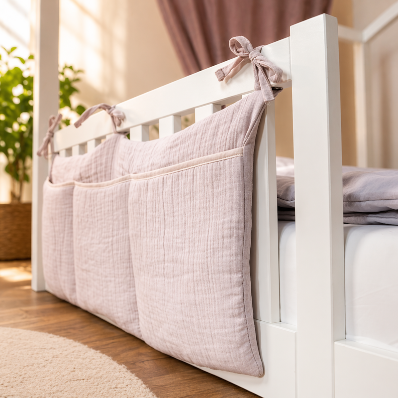 Musselin Organizer in Altrosa mit 3 Fächern am weißen Hausbett im Kinderzimmer von tiSsi befestigt