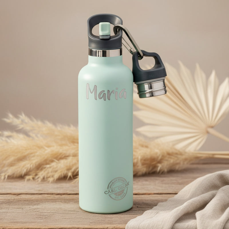 Personalisierte gruene Edelstahl Trinkflasche mit 700 ml Fassungsvermoegen fuer warme und kalte Getraenke im Alltag, Sport und unterwegs