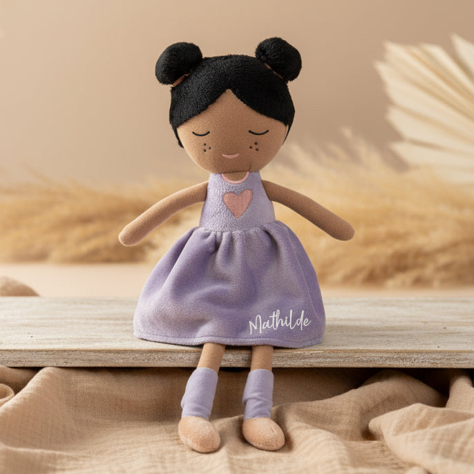 Personalisierte Stoffpuppe im lila Kleid mit individuellem Namen als weiches Kuscheltier und treue Begleiterin fuer Kinder