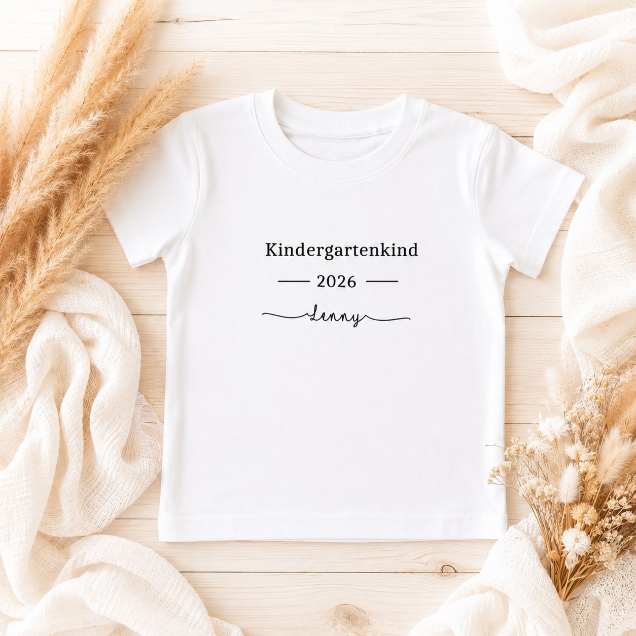 Personalisiertes Kindergartenkind T-Shirt 2026 mit Namen Lenny auf hellem Holzuntergrund mit Trockenblumen