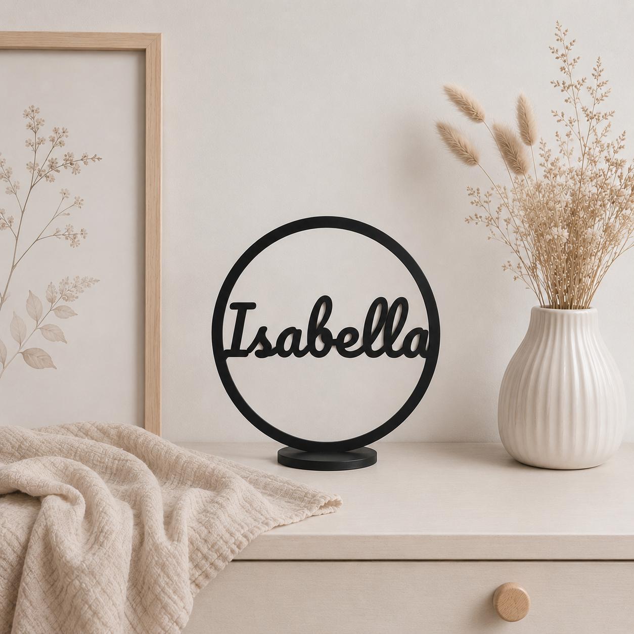 personalisiertes-schild-mit-name-aufsteller-isabella-kinderzimmer-schmatzepuffer-bocholt.webp
