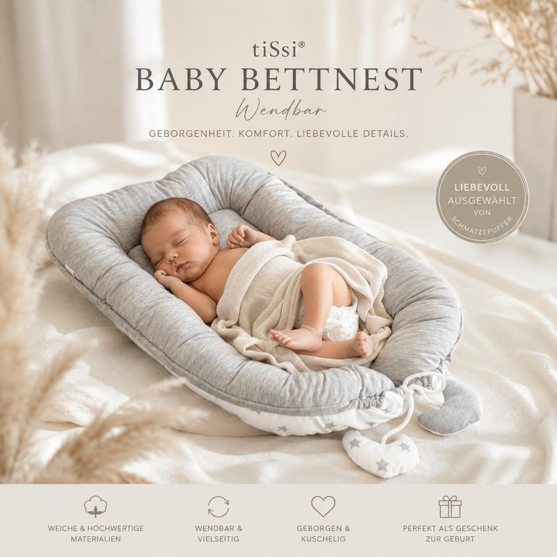 Exklusives Pinterest-Motiv mit schlafendem Baby im wendbaren Baby Bettnest von tiSsi in sanften Naturfarben – hochwertige Baby-Erstausstattung und Geschenkidee zur Geburt bei Schmatzepuffer