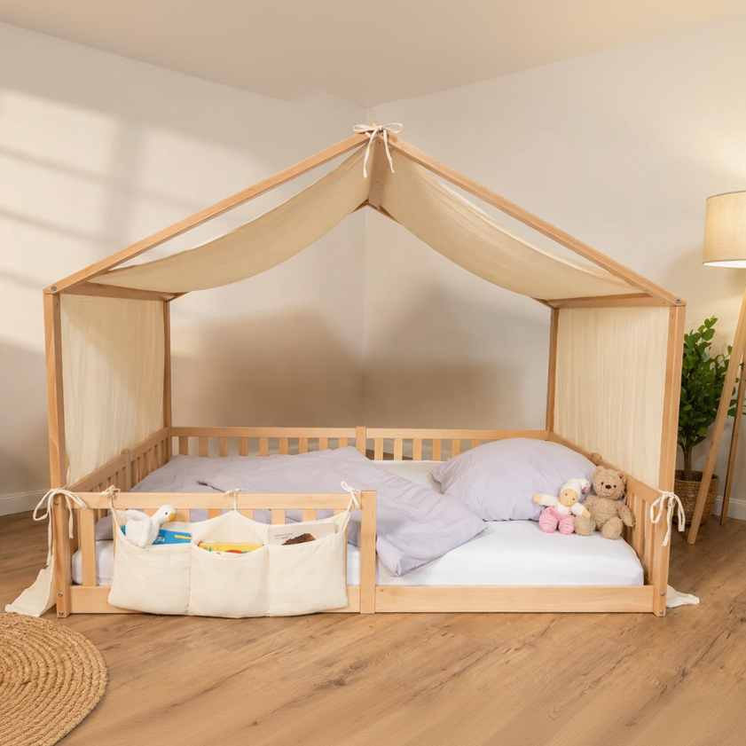 tiSsi Musselin Organizer in Creme am Hausbett aus Naturholz im gemütlichen Kinderzimmer