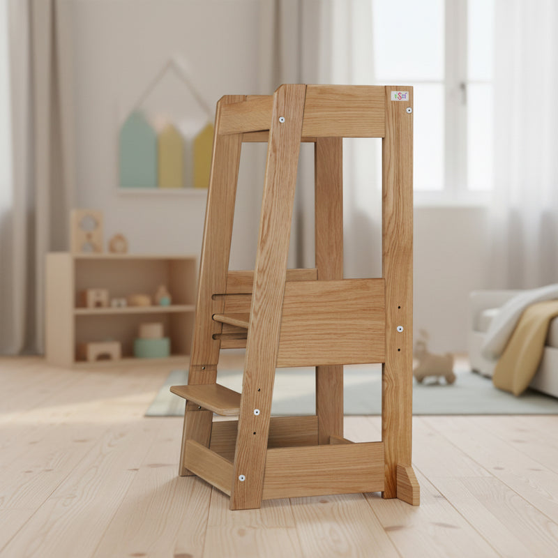 tiSsi Lernturm Felix aus Eichenholz als mitwachsender Kinder-Lernturm für Küche, Bad und Alltag vor weißem Hintergrund