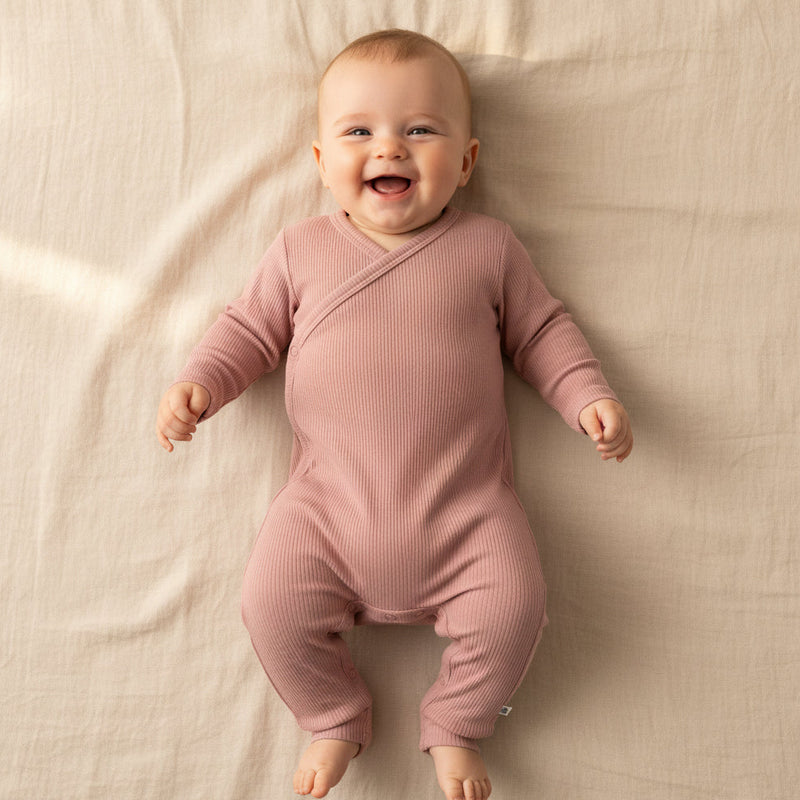 Weicher Wickelstrampler in Pink fuer Neugeborene und Babys aus hautfreundlichem Material mit praktischer Wickeloeffnung und hohem Tragekomfort